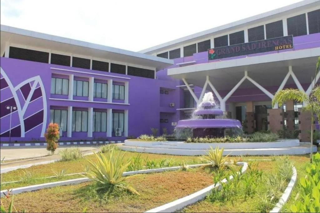 Kyriad Sadurengas Hotel Tanah Grogot Bagian luar foto